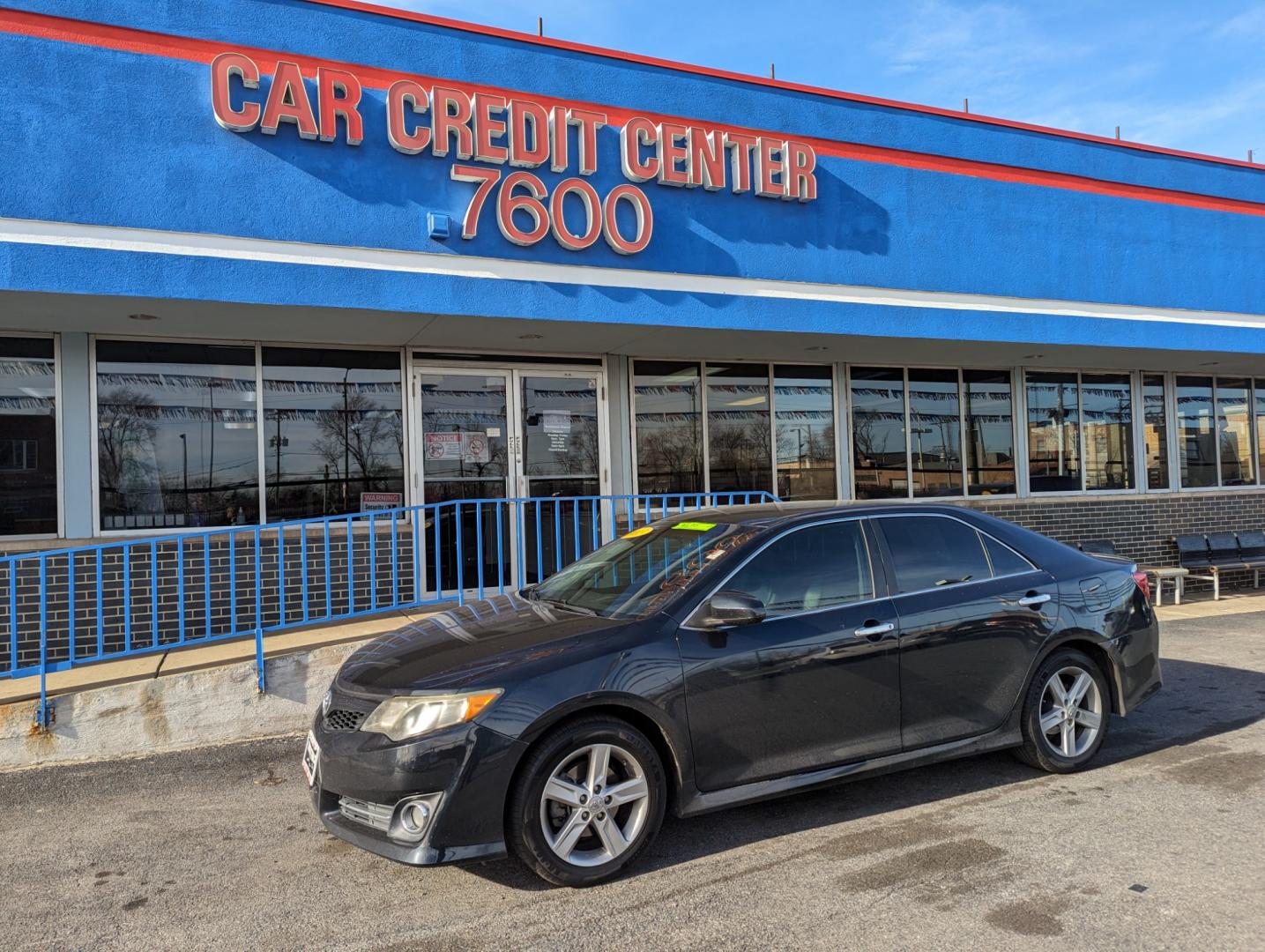 2013 BLUE Toyota Camry SE (4T1BF1FK2DU) with an 2.5L L4 DOHC 16V engine, 6-Speed Automatic transmission, located at 7600 S Western Ave., Chicago, IL, 60620, (773) 918-3980, 0.000000, 0.000000 - Photo#1